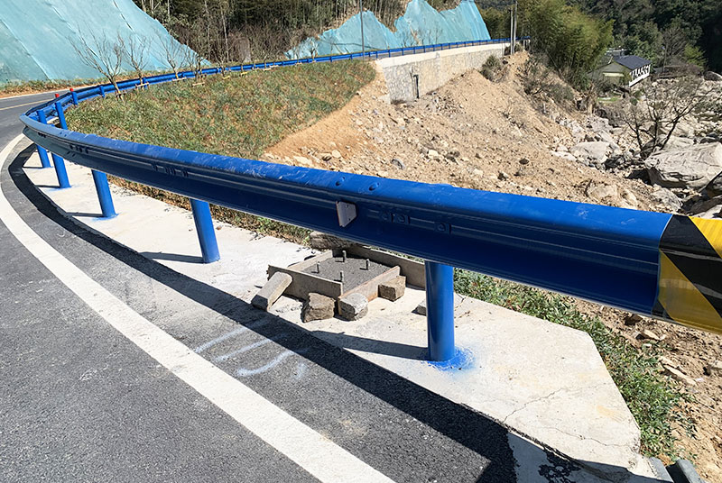 公路防護(hù)欄選擇什么漆？公路防撞護(hù)欄油漆怎么做？